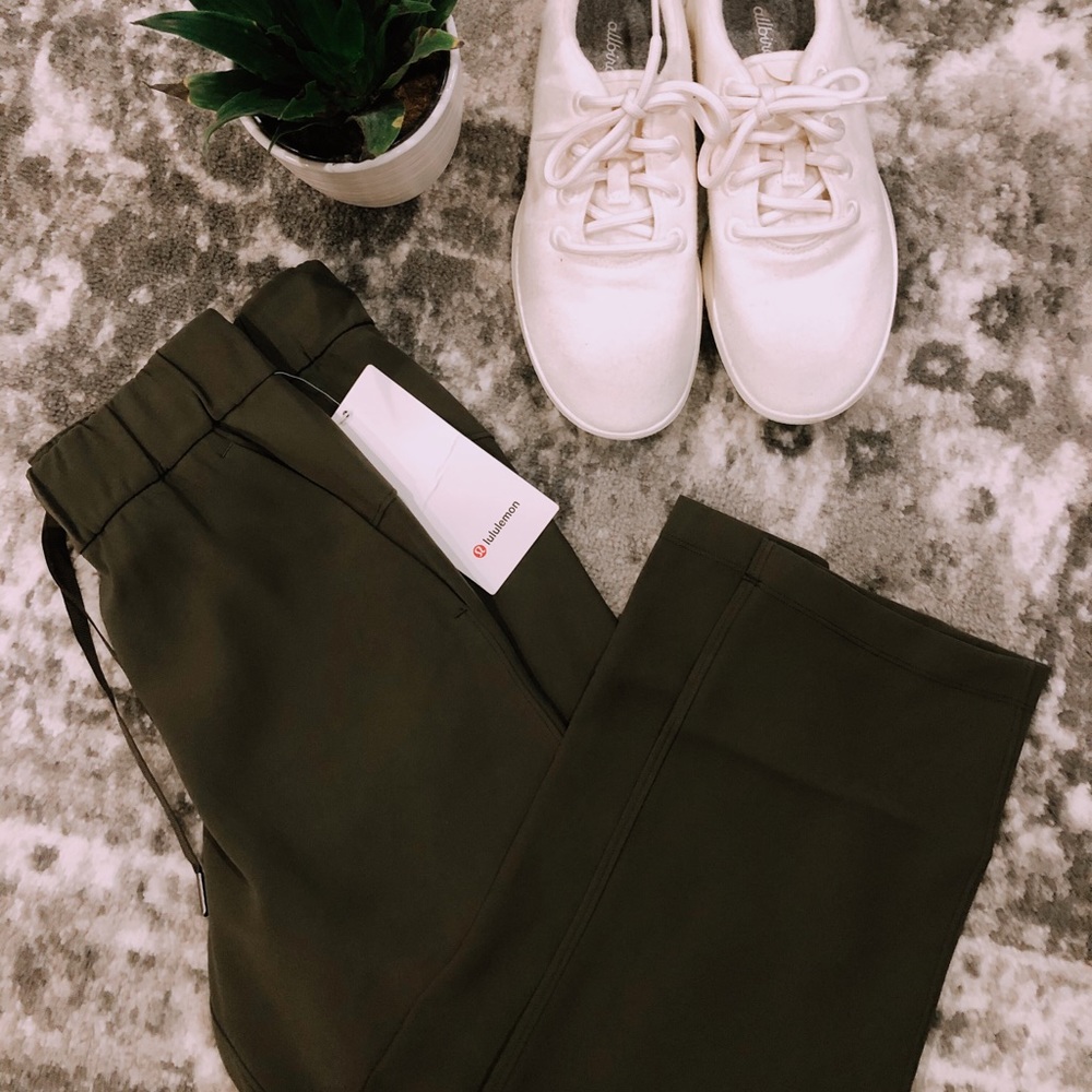 *NWT!* On The Fly Crop Woven Lululemon Pants